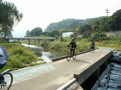자전거도 쉽게 길을 건널 수 있게 물길 사이에 작은 다리들을 만들어 놓아 좋네요.