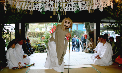 2008명량대첩축제의 또하나 볼거리는 세계굿페스티벌. 국내는 물론 외국의 굿까지도 감상할 수 있다. 사진은 일본 가구라굿의 공연모습이다.
