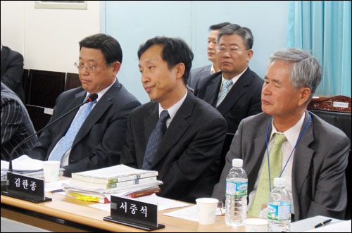 김한종 교수(가운데)와 서중석 교수(오른쪽)는 2008년 10월 6일 교육과학기술부 국정감사에 출석했다. 두 교수는 정두언 한나라당 의원에게 집중적인 '색깔론' 추궁을 받았다(자료 사진).