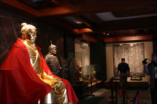 황금상의 장보고를 중국 병사가 호위하고 있다.