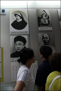 갑오전쟁박물관에 전시돼 있는 북양해군 정여창 제독(위)과 등세창 함장(아래)의 사진