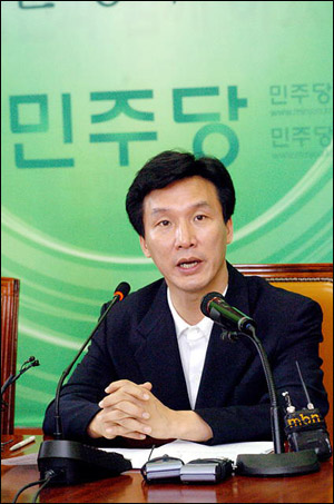 지난 7월 22일 열린 서울시의회 한나라당 뇌물사건 대책위원회 회의에서 김민석 최고위원