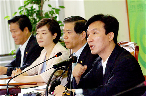 지난 7월 22일 한나라당 서울시 의회의 정치자금법 위반 문제점을 설명하고 있는 김민석 최고위원 