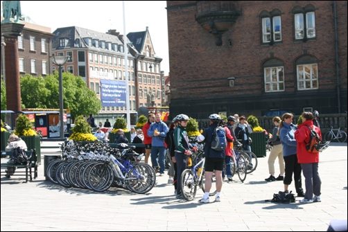 코펜하겐 자전거 여행자들이 가이드의 안내를 받고 있다.