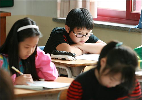 일제고사가 치러진 작년 10월 8일 오전 서울 미동초등학교 3학년 학생들이 시험 시작 전 배포된 문제지를 보고 있다.