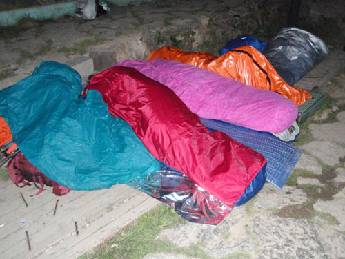 세석 산장 내에 숙소를 구하지 못한 등산객들이 산장 밖 평지에서 침낭에 의지해 잠을 자고 있는 모습