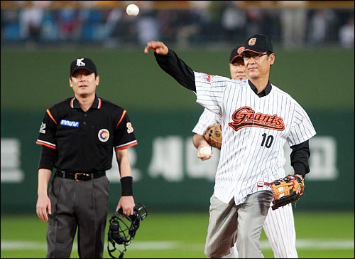  전 롯데 감독 김용희가 8일 저녁 부산 사직야구장에서 열린 2008 프로야구 준플레이오프 1차전 롯데와 삼성과의 경기에서 시구를 하고 있다.