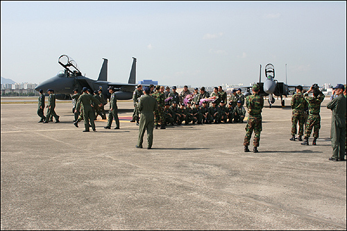 대구 공군기지 F-15K 전투비행대대 조종사들도 새로운 식구를 맞는 기쁨에 환영행사에 참석했다.
