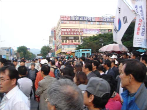 관심 집중 이제나 저제나 폭파의 순간을 기다리는 시민들 