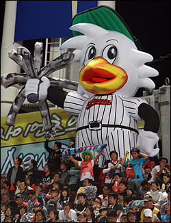 롯데 야구팬들이 8일 저녁 사직야구장에서 열린 2008 프로야구 준플레이오프 1차전 삼성과의 경기에서 열띤 응원을 하고 있다.