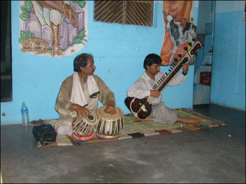 인도 전통악기인 시타르와 타볼라의 협연, 이곳의 명인들의 공연에 몽상적 분위기가 연출되었다.