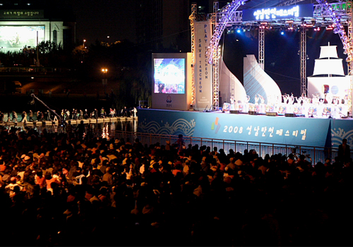2008 성남 탄천페스티벌의 개막식이 열린 탄천수상무대. 수많은 사람들이 운집한 가운데 공연을 관람하고 있다.