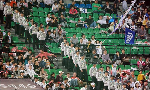  8일 저녁 사직야구장에서 열린 2008 프로야구 준플레이오프 1차전 롯데와 삼성과의 경기에서 롯데 팬들이 삼성 응원단상에 올라가 응원하는 추태를 부리는 일이 벌어지자 전의경들이 삼성 팬들을 보호하기 위해 근무를 서고 있다.