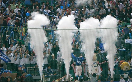 삼성 야구팬들이 8일 저녁 사직야구장에서 열린 2008 프로야구 준플레이오프 1차전 롯데와의 경기에서 열띤 응원을 하고 있다.