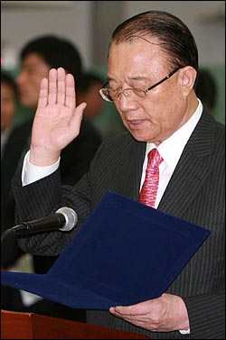 2008년 10월 9일 최시중 방송통신위원장이 국회 문화체육관광방송통신위원회 국정감사에서 증인선서를 하고 있다. 그는 이 국감장에서 "사이버 모욕죄를 신설할 필요가 있다"고 언급해 논란을 일으켰다.