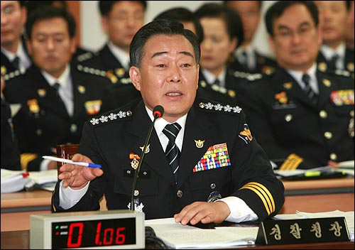 어청수 경찰청장이 9일 오전 서울 미근동 경찰청에서 열린 국회 행정안전위 국정감사에서 의원들의 질의에 답변하고 있다.