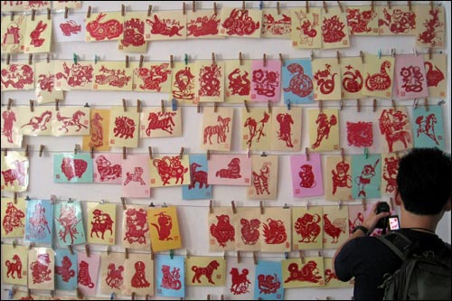 중국인들은 붉은 종이를 오린 그림과 글자를 창에 붙임으로써 장수와 화복 등을 빌었다. 