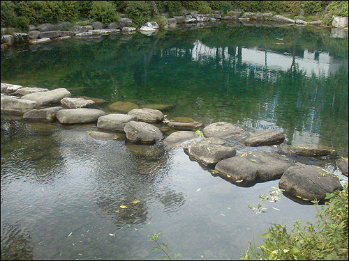 그 아치교 아래 작은 연못 한 켠에는 돌다리가 놓여져 있다
