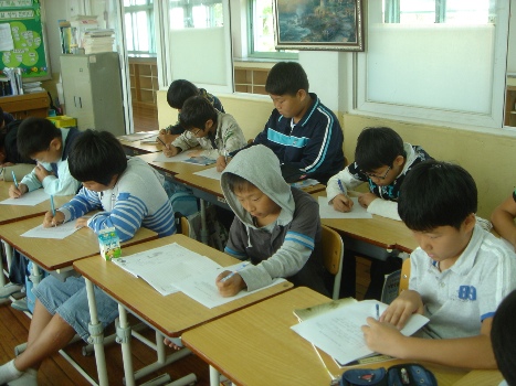남학생들이 글쓰기에 분주하다. 근데 왼손으로 글을 쓰고 있는 아이와 모자를 눌러쓰고 있는 아이가 이채롭다.