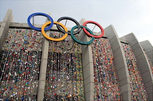 플라스틱 스타디움과 올림픽 로고의 조화가 인상적인 잠실주경기장