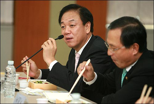 박종희 한나라당 의원이 10일 낮 여의도 증권선물거래소에서 열린 증권시장 현안에 대한 오찬 간담회에서 '국회의원들이 방문해서 주가 떨어졌다는 소리 들을까봐 걱정했다'고 말하고 있다.