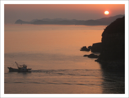 꽃게잡이 어선의 출항과 일출은 북한 장산곶에서 12 km 떨어진 최전방의 항구로 보기 어려운 평화에 둘러 쌓였다.