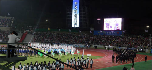  10일 전남 여수 진남경기장에서 열린 제89회 전국체전 개회식에서 시·도 선수단이 입장하고 있다.