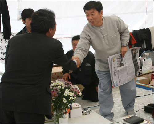  수배 농성중에도 손님맞이에 분주한 이석행 위원장