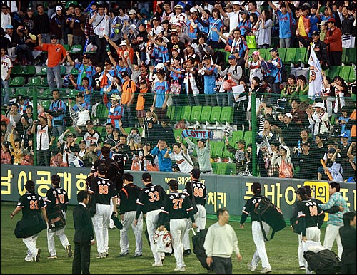  롯데 야구팬들이 11일 오후 대구 시민운동장에서 열린 2008 프로야구 준플레이오프 3차전에서 4-6으로 롯데가 삼성에게 패해 3연패로 플레이오프에 진출에 좌절되어 선수들이 짐을 챙겨 경기장을 나서자 격려의 박수를 치고 있다.
