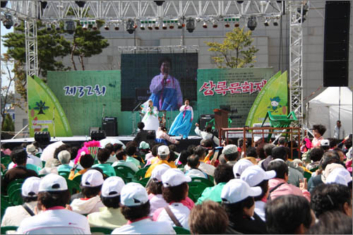 <상록수>의 저자 심훈(1901~1936) 선생을 기리기 위한 제32회 상록문화제가 11일 당진에서 개막했다.