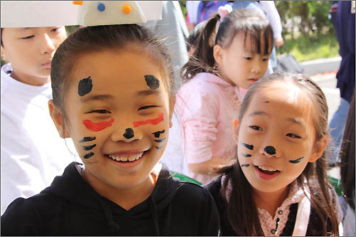 상록문화제에 참여한 어린이들이 페이스페인팅 체험행사에 참여해 환한 웃음을 보이고 있다.