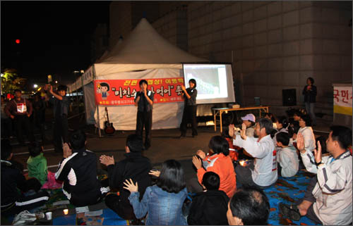 11일 밤 상록문화제가 열리고 있는 당진문예의전당 한 켠에서 열린 '촛불문화제'