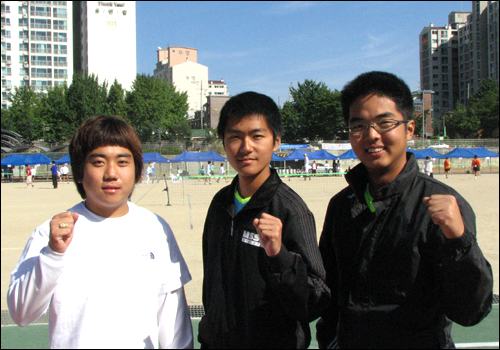  사진 왼쪽부터 손지만, 제성모 학생, 그리고 '맏형' 박형준 하사