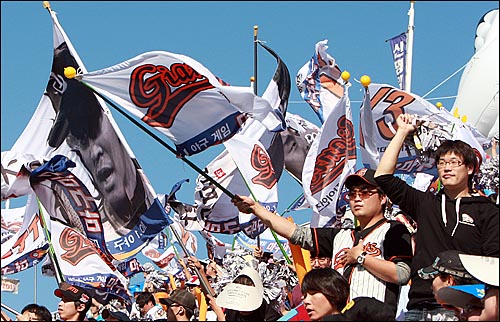  롯데 야구팬들이 11일 오후 대구 시민운동장에서 열린 2008 프로야구 준플레이오프 3차전 삼성과의 경기에서 열띤응원을 하고 있다.