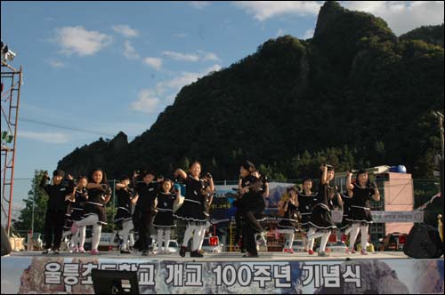 울릉초등학교 개교100주년 기념식 깜찍한 재학생 꼬마들이 선배님들에게 멋진 공연을 선사합니다