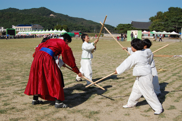 24반 무예 중 봉술 학생들이 봉술ㅇ늬 기본동작과 자세를 배우고 있다.