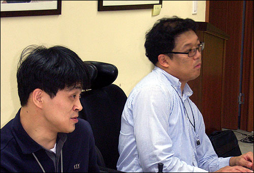 강현욱(55. 왼쪽)씨는 "회사가 비장애인들이 싫어하는 허드렛일을 싼 임금으로 부리기 위해 장애인들을 고용한다"고 말했다.