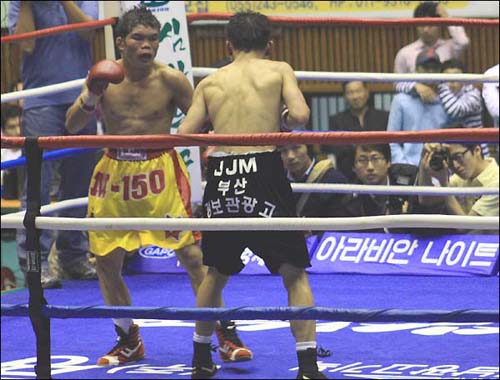  전진만선수와  태국 싱삭노이 선수의 경기 모습