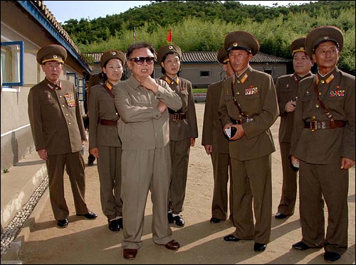 북한은 2008년 10월 11일 김정일 국방위원장이 북한 인민군 제821부대 산하 여성포중대를 시찰하는 사진을 공개했다. 김정일 위원장의 시찰모습은 지난 8월14일 조선중앙통신이 그의 군부대 시찰보도를 내보낸뒤 이틀후인 16일 시찰 사진을 공개한 이후 이번이 처음이다.
