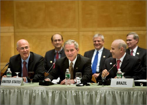 10일 미 워싱턴 D.C에서 열린 IMF 선진 20개국(G20) 재무장관회의에 참석한 부시대통령. 왼쪽은 헨리 폴슨 미 재무장관, 왼쪽은 귀도 만테가 브라질 재무장관 