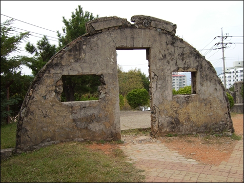 포로수용소 옛 건물 잔해