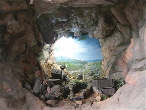 동굴속에서 전쟁하는 모습