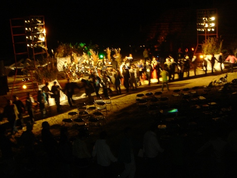 여는 무대로 ”오늘 오신 손님 반갑소“는 충북민예총 전통음악위원회 국악관현악단이 펼치는 역동적인 춤과 노래로 손님맞이 굿판을 펼쳤다.