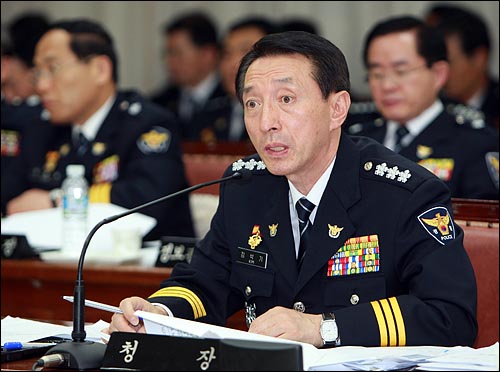 경찰청장 후보자인 김석기 서울지방경찰청장. 작년 10월 국정감사에서 의원들의 질의에 답변하고 있다.