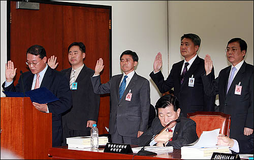 2008년 10월 13일 KBS에 대한 국회 문방위 국정감사에 증인으로 출석한 김성오 전 이사회 사무국장, 송대갑 언론노조 EBS지부장, 양승동 사원행동 대표, 이철성 영등포서장, 박만 이사(왼쪽부터)가 증인선서를 하고 있다.