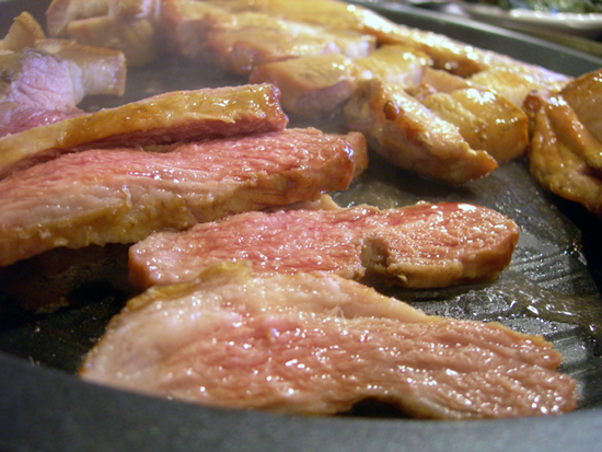 황토가마구이에 7분여 구워진 고기를 썰어서 불판위에 살짝 구워서 먹는다. 육즙이 고스란히 살아있다