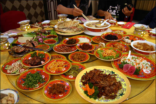 여행 중 찾은 중국식당은 모두 회전식탁으로 돼 있었다. 사진은 취푸의 한 식당에서.