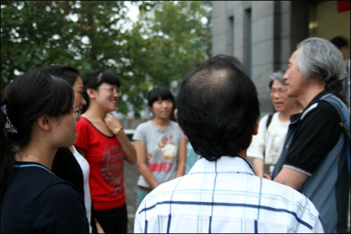 일행 가운데 박재동 이희재 화백이 중국 산둥사범대 한중합작국제상학원 대학생들과 담소를 나누고 있다. 그들은 서툴렀지만 한국말을 했다.