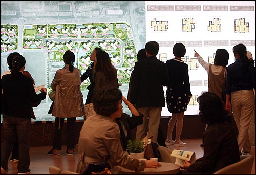 14일 오전 서울 서초구 반포동 반포주공 2단지를 재건축한 총 2,444가구의 래미안퍼스티지(내년 7월 입주예정)를 찾은 시민들이 도우미들로부터 아파트 단지 조감도를 보며 설명을 듣고 있다.