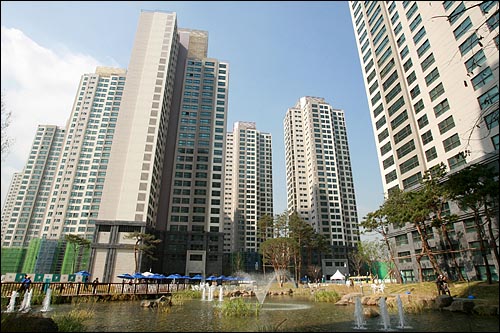 14일 오전 서울 서초구 반포동 반포주공 2단지를 재건축한 총 2,444가구의 래미안퍼스티지(내년 7월 입주예정) 아파트 단지. 그러나 강남 노란자 위에 건설된 이 아파트 조차 분양 실적이 시원치 않다. 